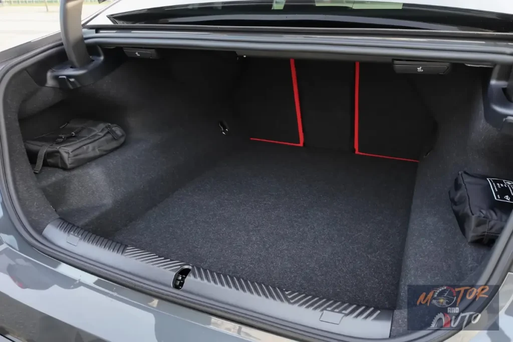BMW M5 Sedan Bagageruimte
