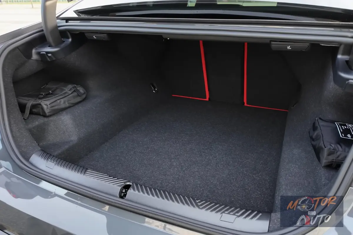 BMW M5 Sedan Bagageruimte
