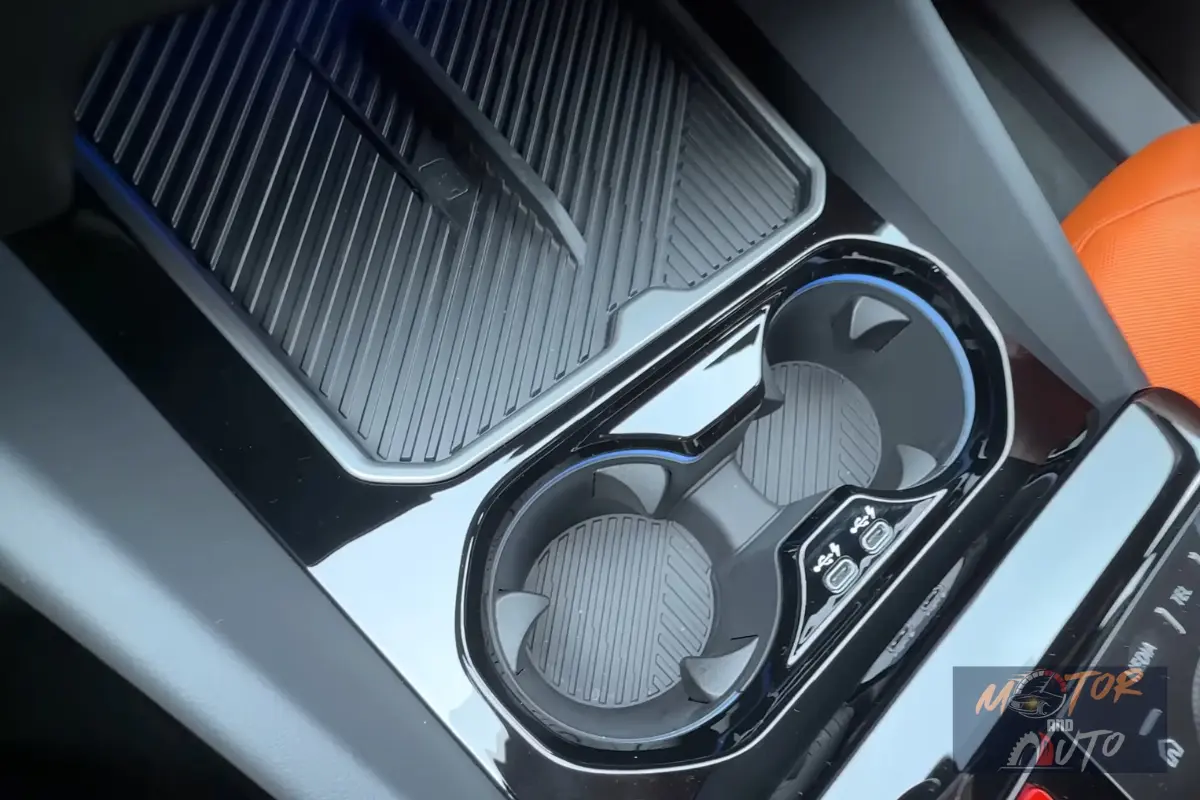 BMW M5 Sedan Draadloos Oplaadstation, Bekerhouders en Twee USB-C-aansluitingen