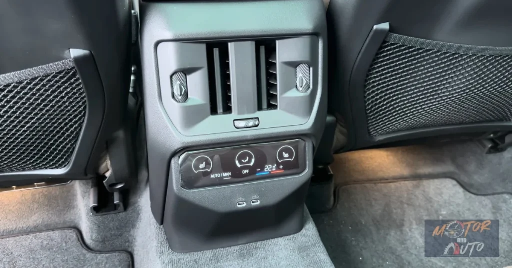 Achterste klimaatregeling met USB-C aansluitingen en ventilatieopeningen in de 2025 BMW X3 M50