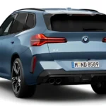 2025 BMW X3 M50 Arctic Race blauw achterprofiel