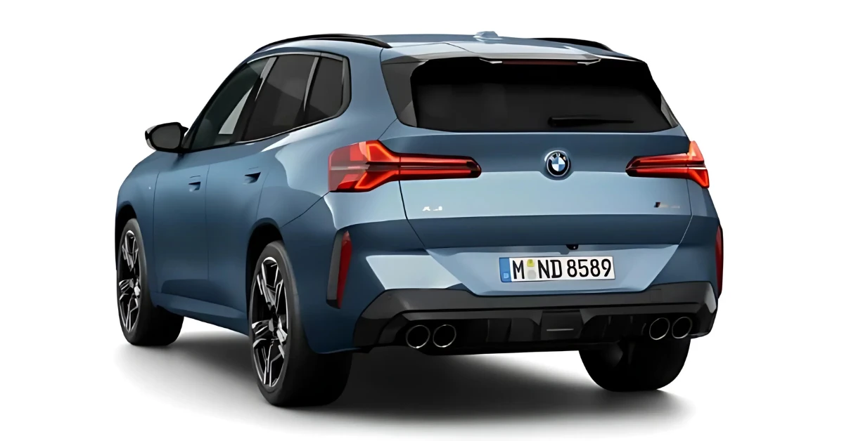 2025 BMW X3 M50 Arctic Race blauw achterprofiel