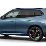 2025 BMW X3 M50 Arctic Race blauw zijprofiel