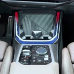 Middenconsole overzicht met iDrive bediening en sfeerverlichting in de 2025 BMW X3 M50