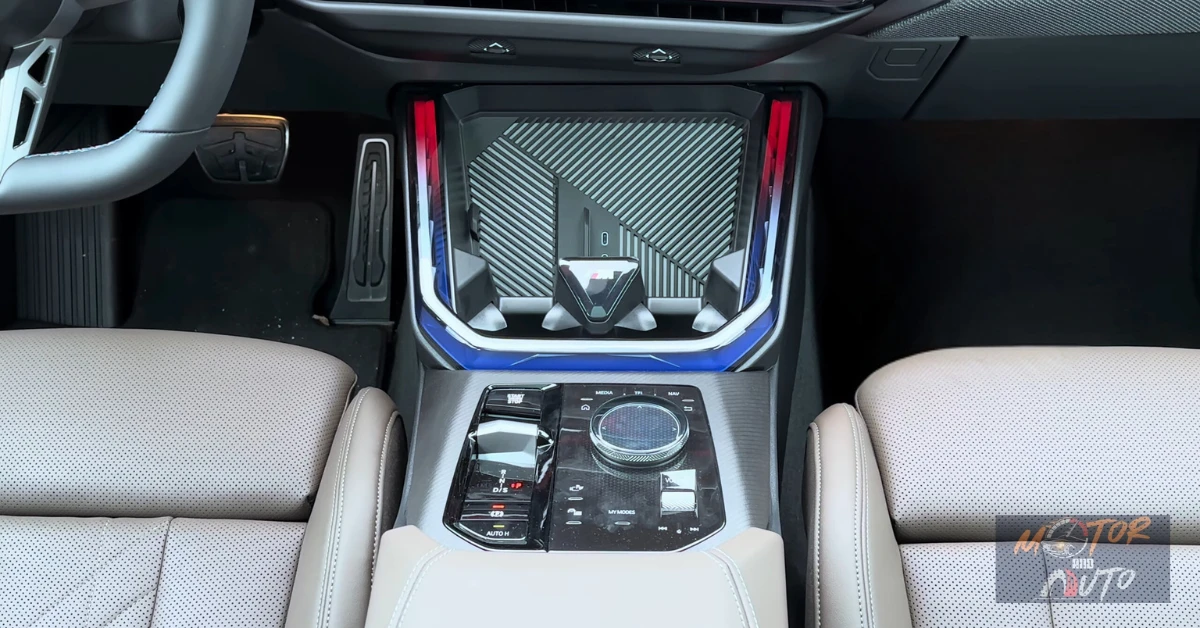 Middenconsole overzicht met iDrive bediening en sfeerverlichting in de 2025 BMW X3 M50