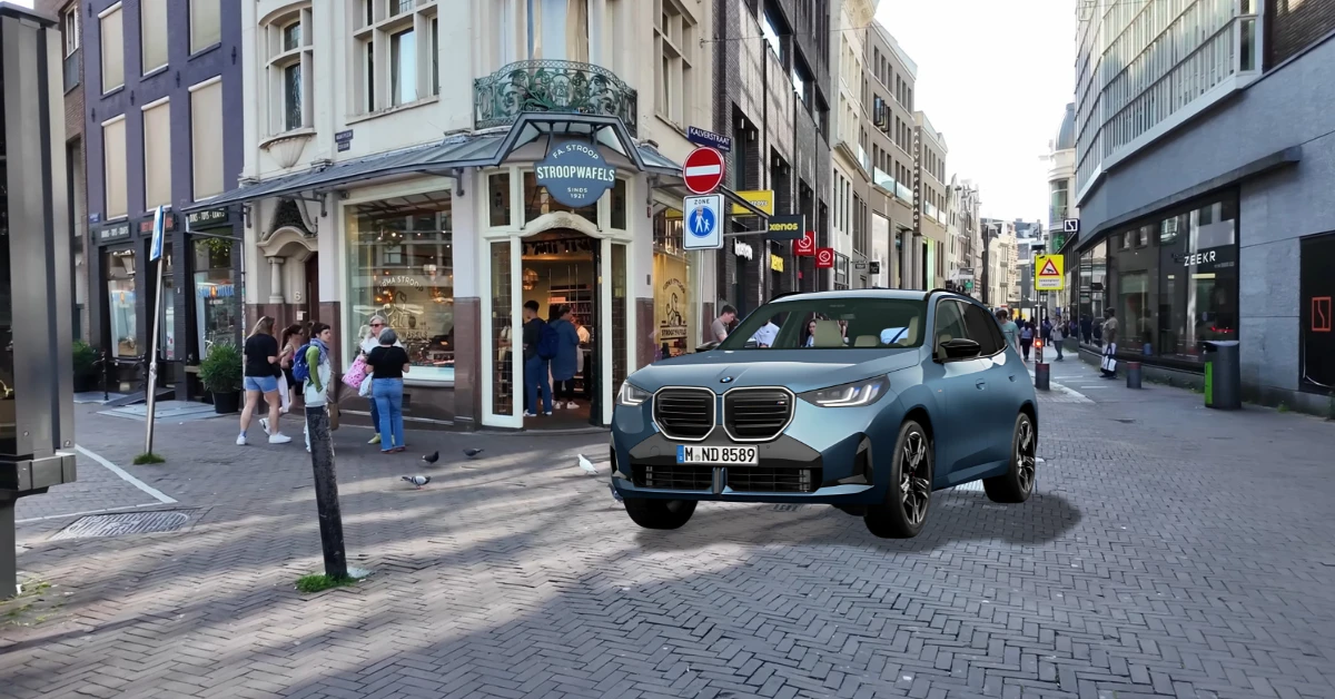 Driekwart vooraanzicht van de BMW X3 M50 uit 2025 in een stedelijke Nederlandse setting, met het nieuwe niergrille-ontwerp en LED-koplampen