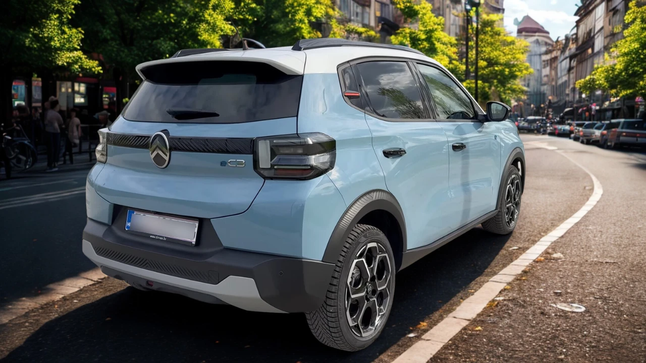 Achteraanzicht van lichtblauwe 2025 Citroën ë-C3 elektrische auto op stadsstraat met gebouwen en mensen op achtergrond, LED-achterlichten, achterspoiler en ë-C3 elektrische badges tonend