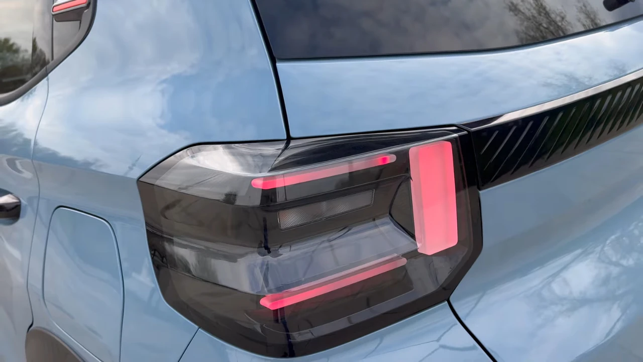 Close-up van 2025 Citroën ë-C3 achter-LED-achterlicht met modern design met rode verlichting, kenmerkend lichtpatroon en integratie met het lichtblauwe achtercarrosseriepaneel