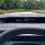 Digitaal dashboard-display van 2025 Citroën ë-C3 met 60% batterijniveau, 156 km bereik, parkeermodus-indicator en verschillende elektrische auto-statuspictogrammen op donkere achtergrond