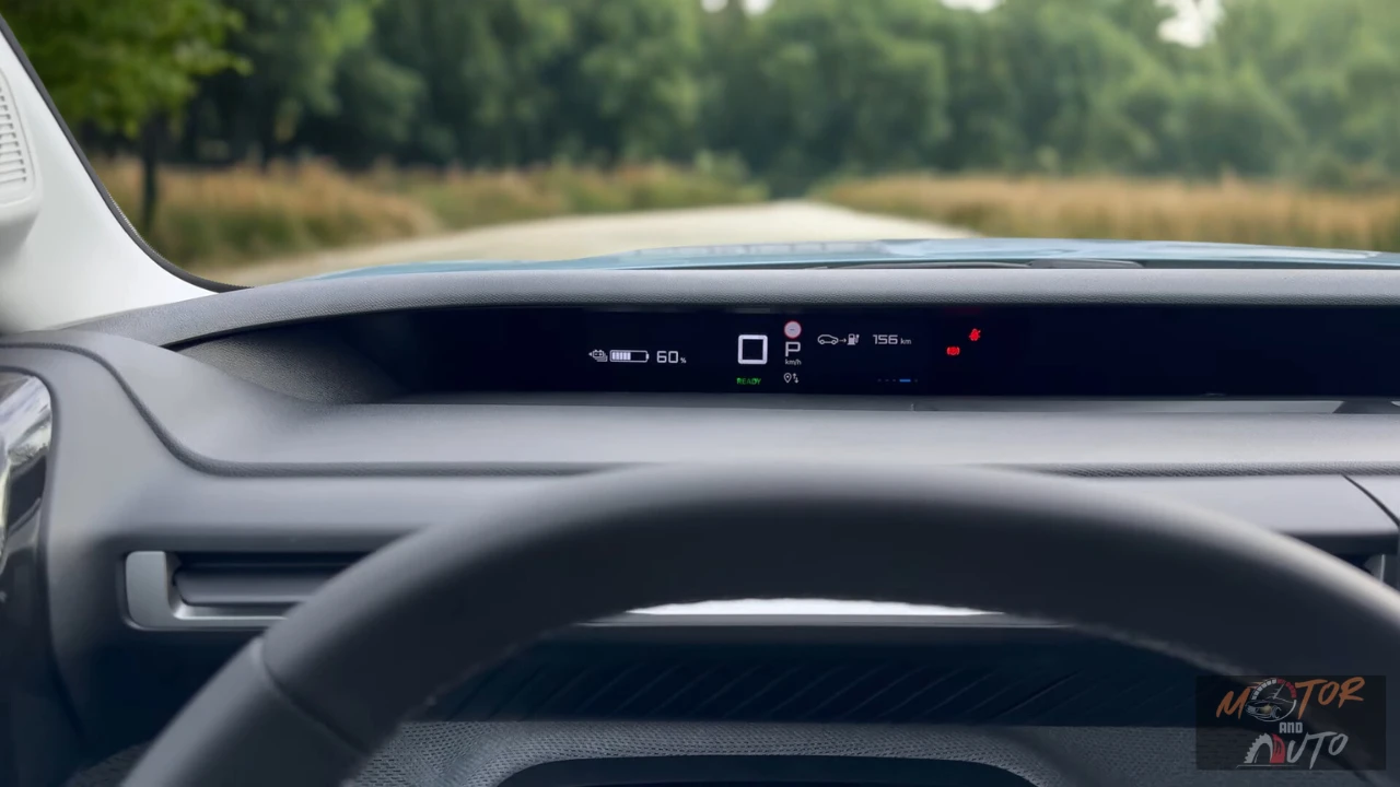 Digitaal dashboard-display van 2025 Citroën ë-C3 met 60% batterijniveau, 156 km bereik, parkeermodus-indicator en verschillende elektrische auto-statuspictogrammen op donkere achtergrond
