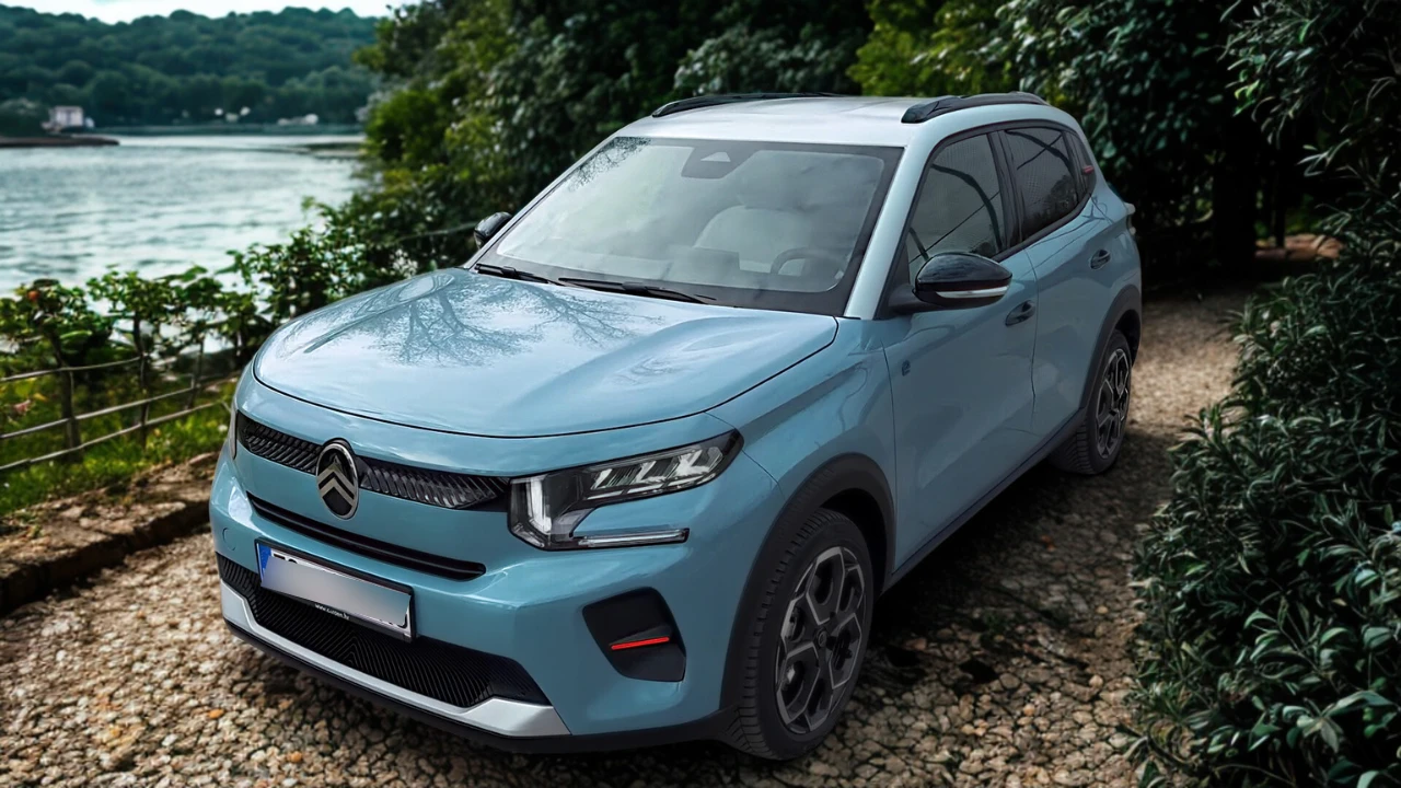 Lichtblauwe 2025 Citroën ë-C3 elektrische crossover in schilderachtige omgeving met water en bomen op achtergrond, moderne LED-koplampen, zwarte kunststof bekleding en geometrische lichtmetalen velgen tonend