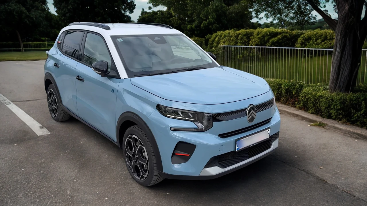 Lichtblauwe 2025 Citroën ë-C3 elektrische auto geparkeerd op asfalt met front- en zijprofiel, moderne LED-koplampen, zwarte wielkasten en kenmerkende lichtmetalen velgen