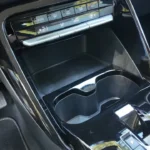 2025 Citroën ë-C3 middenconsole met fysieke klimaatregelingsknoppen, bekerhouders, glanzende zwarte afwerking en praktische interieur opbergoplossingen