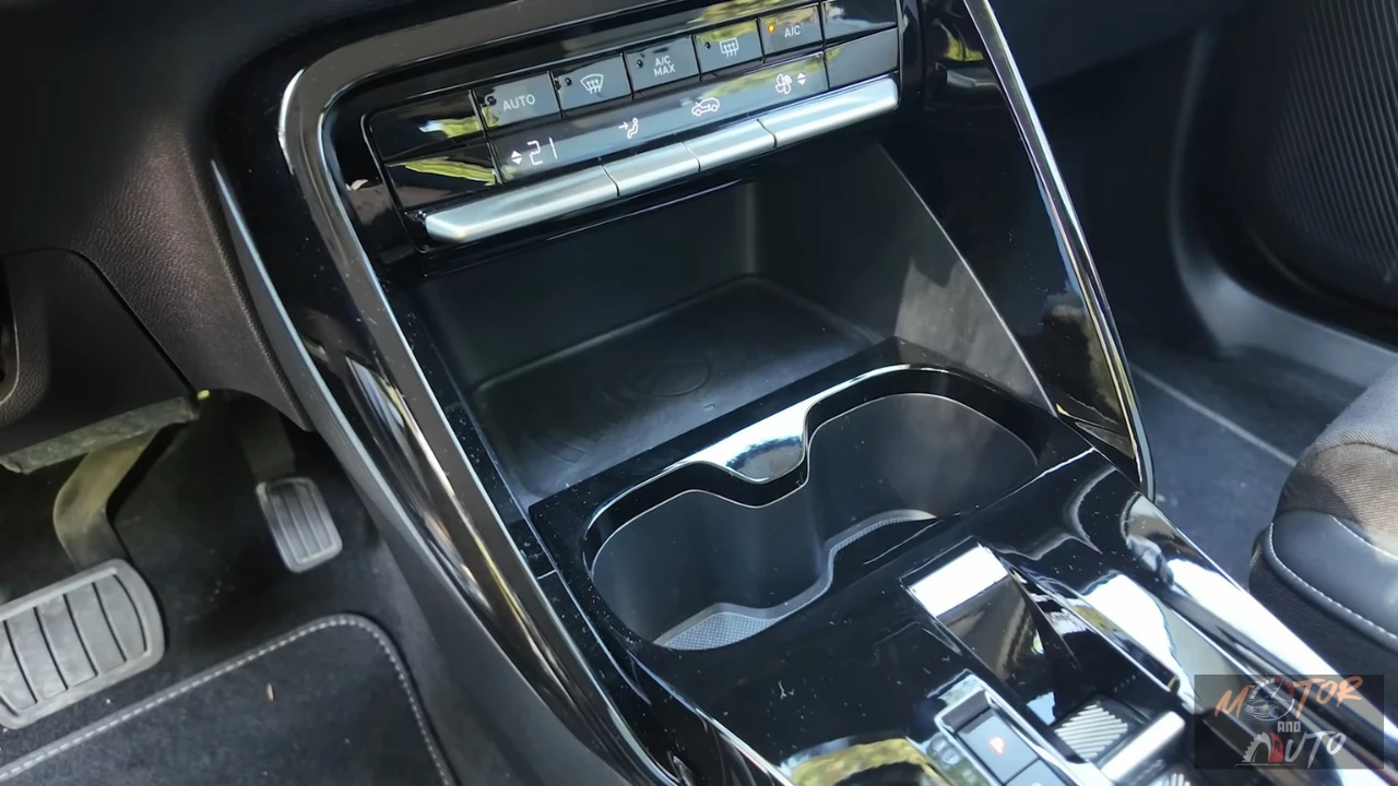 2025 Citroën ë-C3 middenconsole met fysieke klimaatregelingsknoppen, bekerhouders, glanzende zwarte afwerking en praktische interieur opbergoplossingen