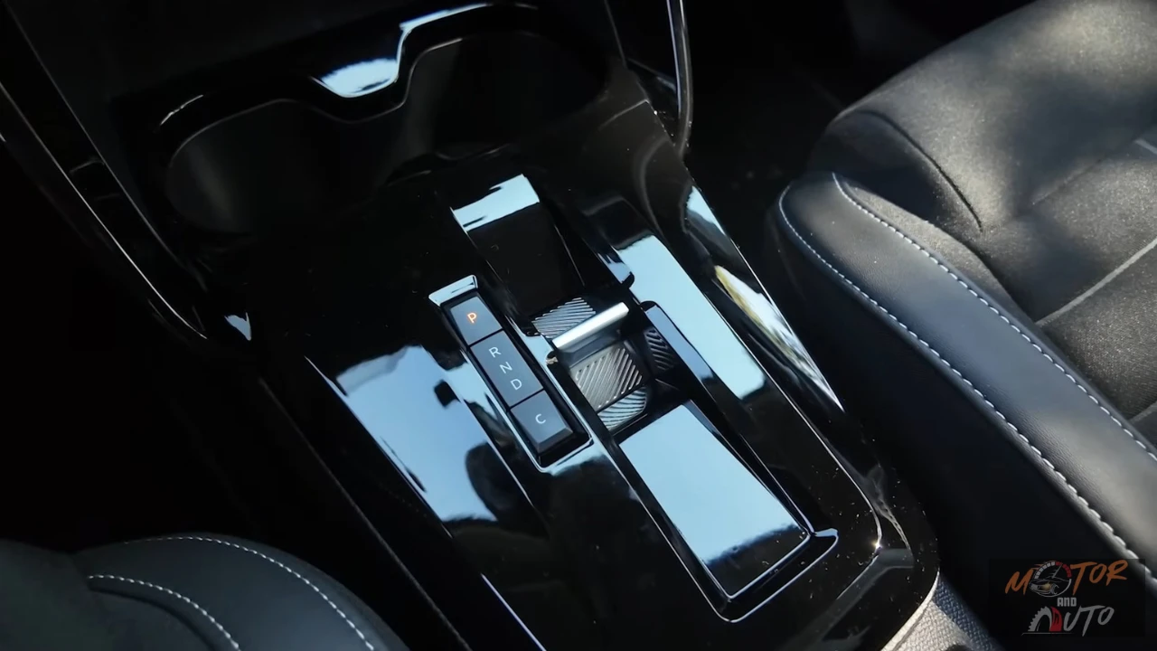 Gedetailleerd beeld van 2025 Citroën ë-C3 automatische versnellingsselector met P-R-N-D-C standen weergegeven, glanzende zwarte afwerking en moderne elektronische schakelaar-design