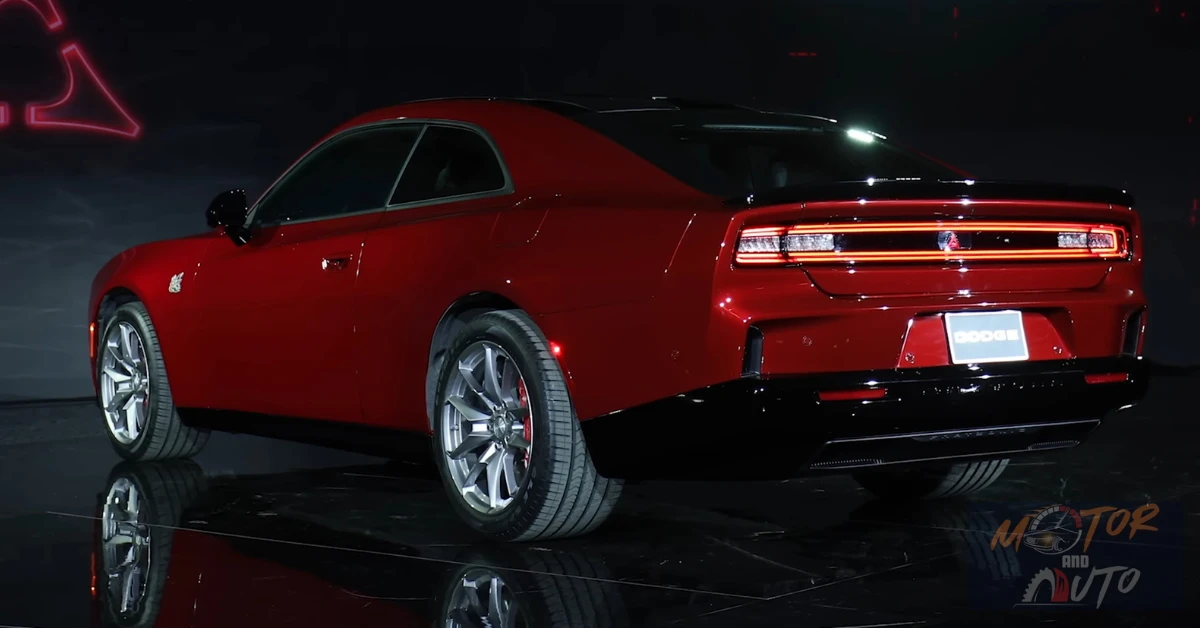 Het achterkwartaanzicht van de 2025 Charger benadrukt zijn kenmerkende LED-achterlichten en gespierde stance