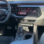Modern cockpit ontwerp van de 2025 Charger met digitale displays en door pistoolgreep geïnspireerde versnellingspook