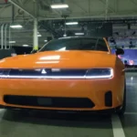 De karakteristieke voorkant van de 2025 Charger met de nieuwe LED-lichtbalk en Fratzog-embleem ontwerp