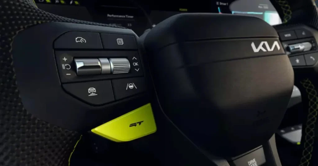 Close-up van de EV6 GT stuurwielbediening met de neongele GT-knop en rijmodusselector