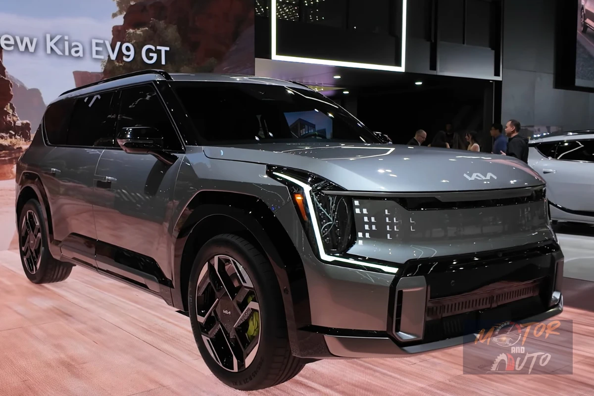 De Kia EV9 GT toont zijn krachtige uitstraling met 21-inch velgen en neongroene remklauwen