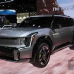Zilveren 2025 Kia EV9 GT elektrische SUV met hoekig frontdesign, digitale grille, LED-verlichting en 21-inch velgen