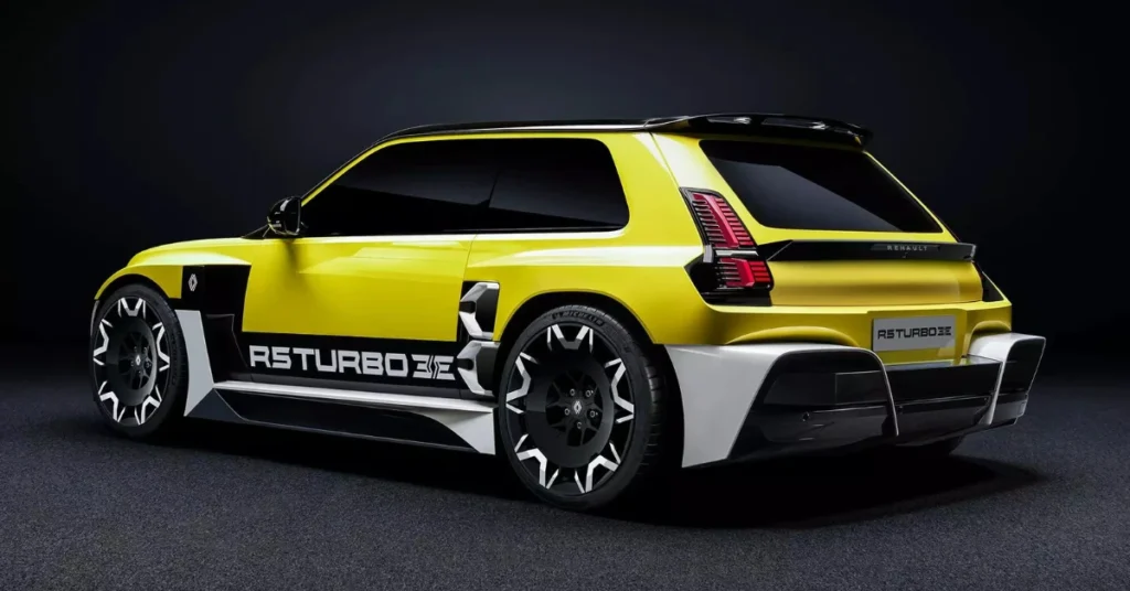 Achter-driekwart hoek van Renault 5 Turbo 3E met breed carrosseriekit, onderscheidend wielontwerp en prestatiegericht styling