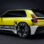 Achter-driekwart hoek van Renault 5 Turbo 3E met breed carrosseriekit, onderscheidend wielontwerp en prestatiegericht styling