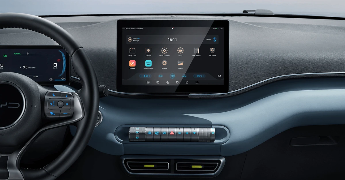 Modern dashboard met digitaal instrumentenpaneel en centraal infotainmentscherm