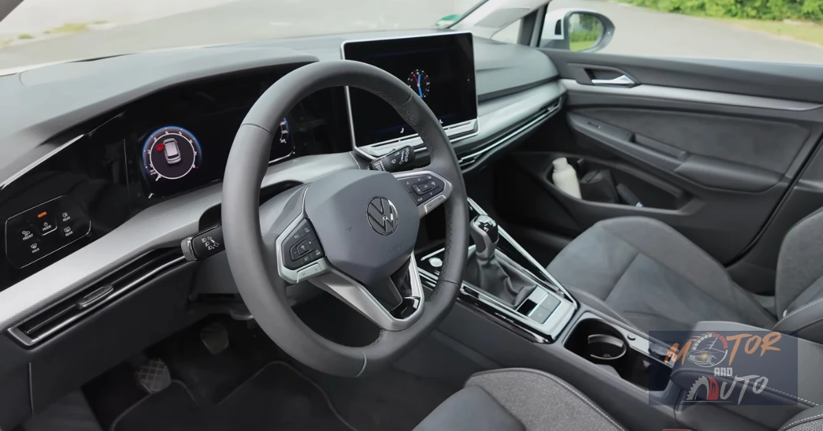 Bestuurderszijde van VW Golf interieur met focus op stuurwielbediening en instrumentendisplays