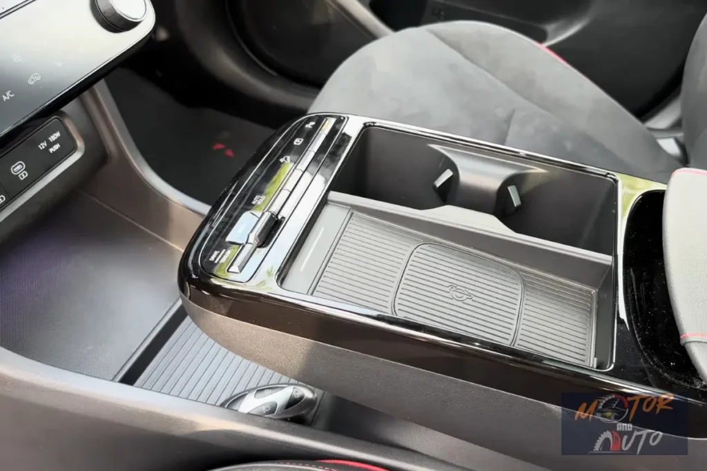 Close-up van de middenconsole van Hyundai Tucson uit 2025