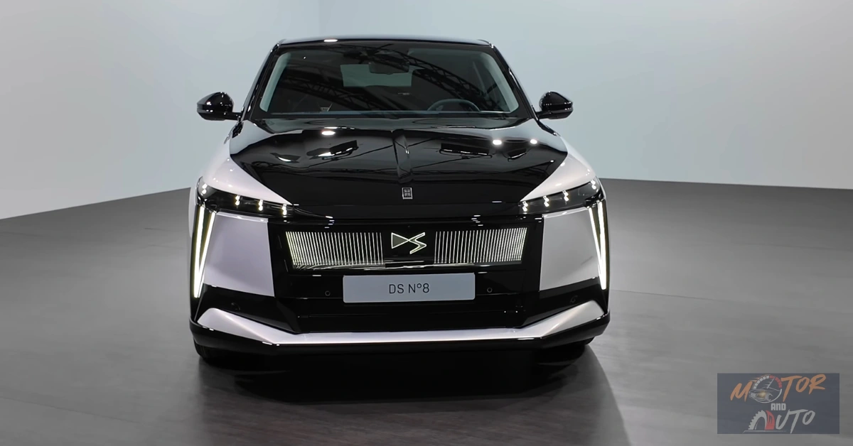 Direct vooraanzicht van DS No 8 met verlichte grille, LED-lichtsignatuur en modern frontdesign in two-tone afwerking.