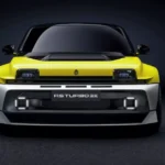 Direct vooraanzicht van de Renault 5 Turbo 3E toont zijn kenmerkende LED-verlichting en moderne interpretatie van het klassieke R5-ontwerp