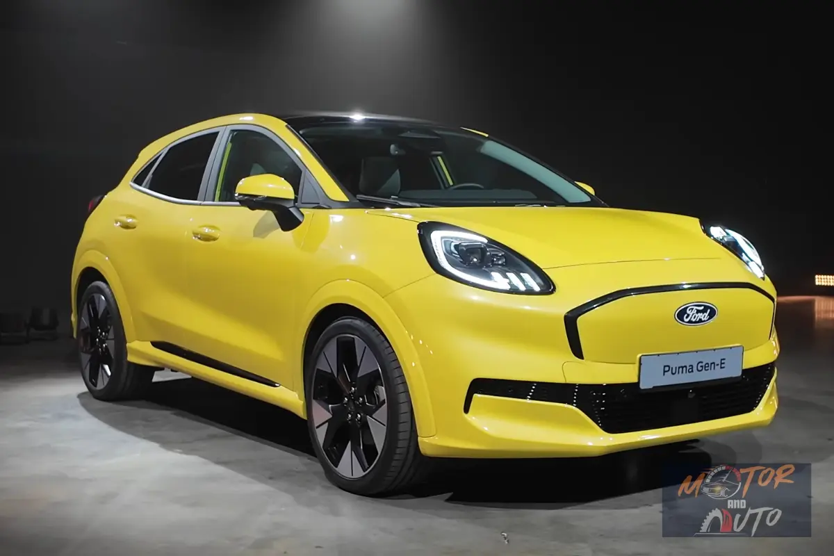 Een driekwart vooraanzicht van de Ford Puma Gen-E 's nachts, met de verlichte koplampen.