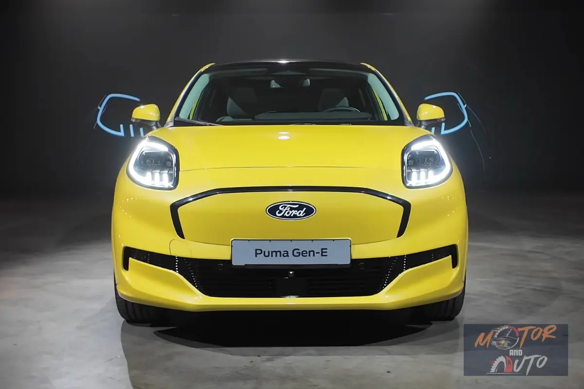 Een vooraanzicht van de Ford Puma Gen-E 's nachts, met de verlichte koplampen.