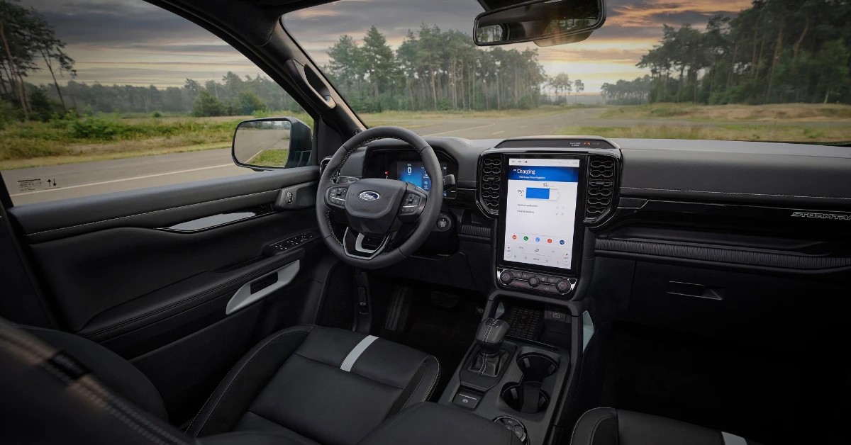 Modern interieur van de 2025 Ranger PHEV met het grote touchscreen display en digitaal instrumentenpaneel