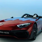 Gedetailleerd vooraanzicht van Mercedes-AMG PureSpeed ​​met LED-koplampen, AMG-grille en aerodynamische frontsplitter in rode en zwarte afwerking