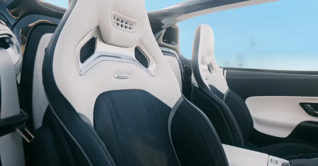 Close-up van de witte en zwarte performance-stoelen van Mercedes-AMG PureSpeed ​​met AMG-badges en ventilatieopeningen