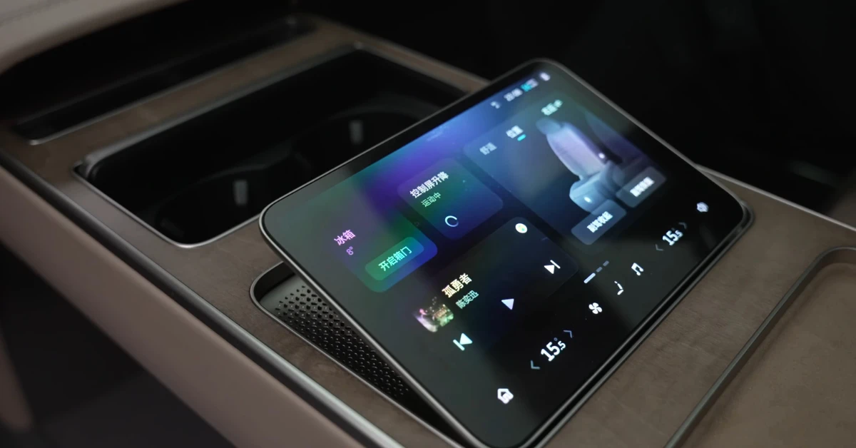 Detail van het middenconsole touchscreen-interface geïntegreerd in het Executive Bridge ontwerp