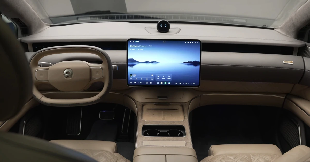 Het minimalistische dashboard van de ET9 met een 15,6-inch horizontaal infotainmentscherm, digitale NOMI-assistent en rechthoekig tweespaaks stuurwiel