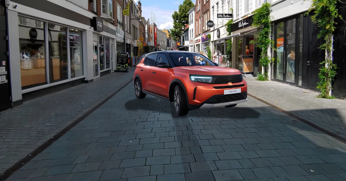 De 2025 Opel Frontera in levendig oranje toont zijn moderne Vizor-design in een typische Nederlandse winkelstraat