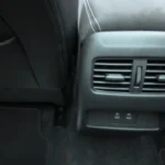 Nieuwe Nissan Qashqai 2025 achterste ventilatieopeningen en USB-poorten