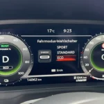 Digitale instrumentencluster van 2025 Nissan Qashqai met rijmodus selector, vermogenmeter, snelheidsmeter en voertuiginformatie in het Duits