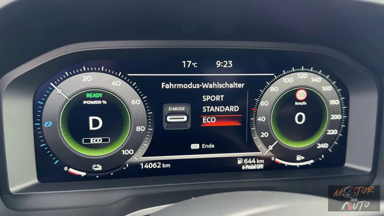 Digitale instrumentencluster van 2025 Nissan Qashqai met rijmodus selector, vermogenmeter, snelheidsmeter en voertuiginformatie in het Duits