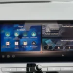 Infotainment touchscreen van 2025 Nissan Qashqai met apps-menu met Apple CarPlay, Android Auto, Google Maps en connectiviteitsfuncties