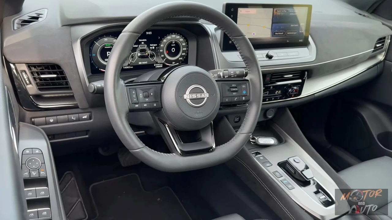 2025 Nissan Qashqai interieur met dashboard met digitale displays, stuurwiel met Nissan-logo, middenconsole en modern cabineontwerp