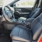 Voorinterieur van 2025 Nissan Qashqai met leren stoelen met Qashqai-reliëf, stuurwiel, dashboard en premium cabine materialen