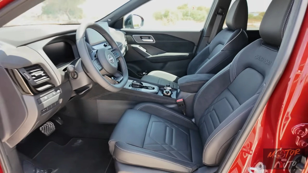 Voorinterieur van 2025 Nissan Qashqai met leren stoelen met Qashqai-reliëf, stuurwiel, dashboard en premium cabine materialen