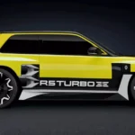 Zijaanzicht van gele Renault 5 Turbo 3E elektrische hot hatch met breed carrosseriekit, onderscheidende zwarte wielen en R5 TURBO 3E zijgraphics