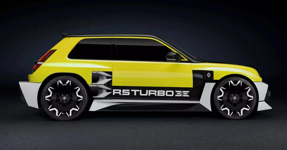 Zijaanzicht van gele Renault 5 Turbo 3E elektrische hot hatch met breed carrosseriekit, onderscheidende zwarte wielen en R5 TURBO 3E zijgraphics