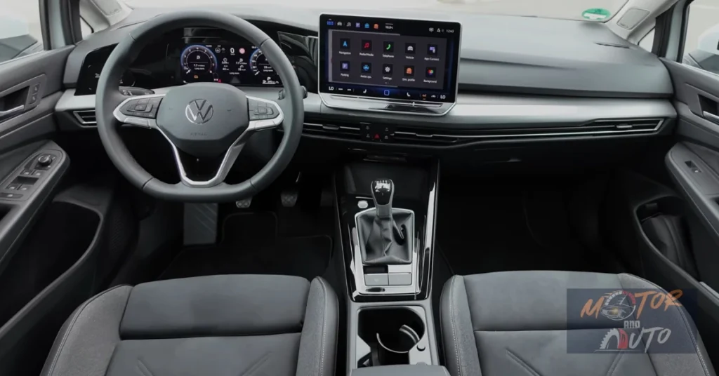 Volledig interieurzicht van 2025 VW Golf dashboard met groot touchscreen en digitale instrumenten